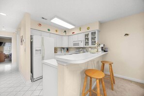 Kaffetrakter/tekoker, kjøleskap, mikrobølgeovn og ovn