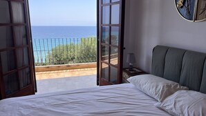 고급 침구, 메모리폼 침대, 암막 커튼, 다리미/다리미판