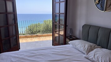 Ropa de cama de alta calidad, colchones viscoelásticos, cortinas opacas