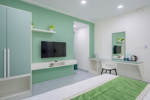Quarto casal luxo | Escrivaninha, espaço de trabalho para notebook, cortinas blackout