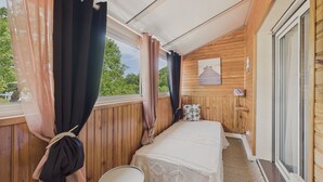 A cozy room with a bed, a small table, and a window with curtains. - 300m from beach, Andernos centre – sleeps 4 (Andernos-les-Bains)