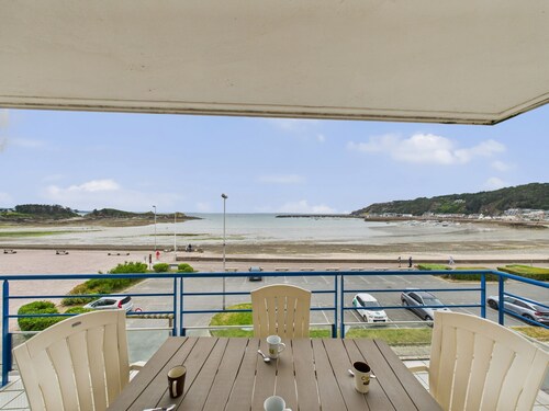 Sea view – 25m from beach, sleeps 4
