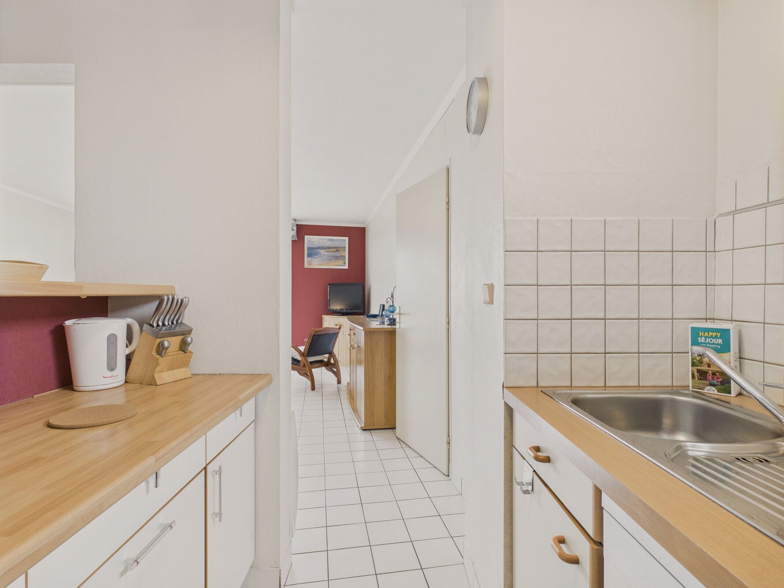 Een koelkast, een oven, een vaatwasser, een koffiezetapparaat/waterkoker