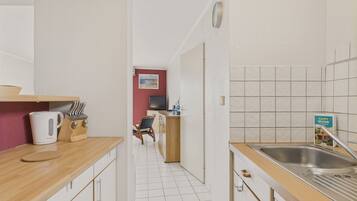 Een koelkast, een oven, een vaatwasser, een koffiezetapparaat/waterkoker