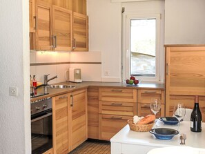 Ofen, Geschirrspüler, Hochstuhl