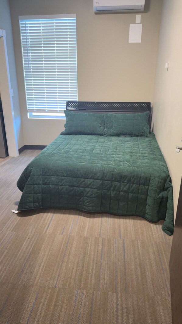 2 bedrooms, desk, free WiFi, bed sheets - Newly Remodeled! - Suite A2- King and Queen Two Room Suite (Mattoon)