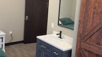 1 bedroom, desk, free WiFi, bed sheets