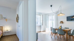 Een modern appartement met een eetgedeelte, keuken en slaapkamer.