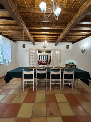 Dining - Charming house at the foot of the mountains (Générest)