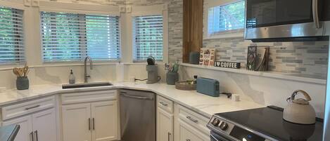 Refrigerador, microondas, horno y parrilla de estufa