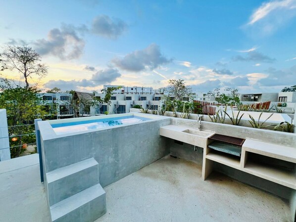 Outdoor spa tub