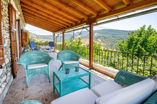 Historic stone house with charm in Theologos - plenty of space & village idyll