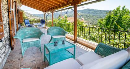 Historic stone house with charm in Theologos - plenty of space & village idyll