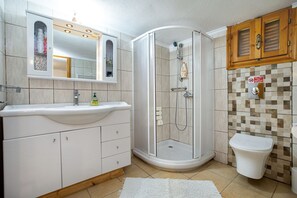 Dusj, hårføner, håndklær og såpe