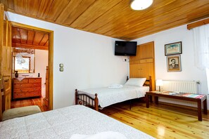 4 bedrooms, iron/ironing board, WiFi, bed sheets