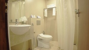 Une salle de bain moderne équipée d’un lavabo, de toilettes et d’un espace douche.