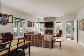 Fernseher, Kamin, DVD-Player