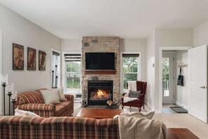 Fernseher, Kamin, DVD-Player