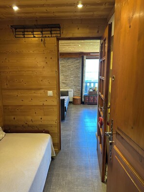 1 makuuhuone, silitysrauta/-lauta, vauvan matkasänky