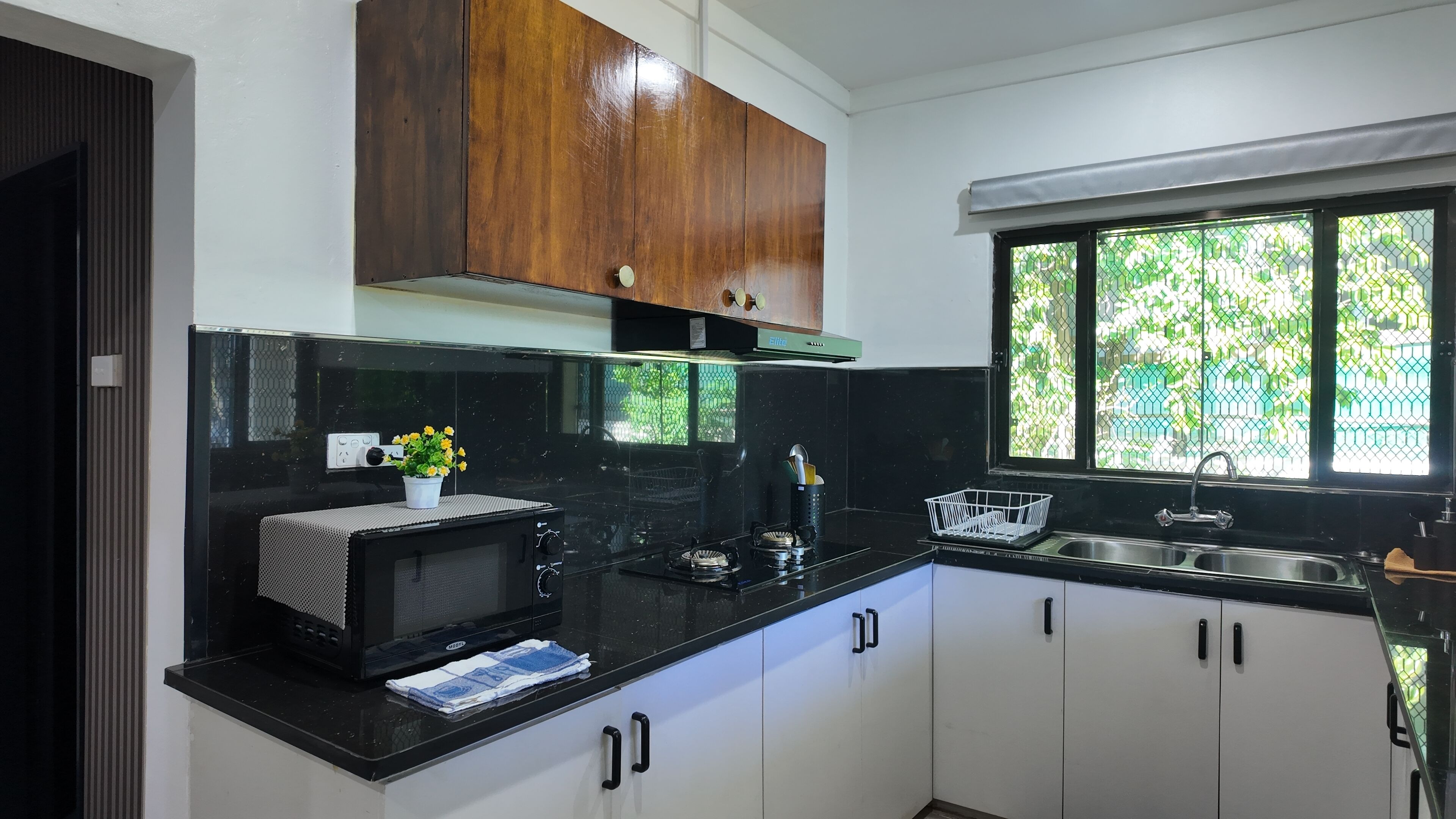 Een koelkast, een microgolfoven, een kookplaat, een waterkoker