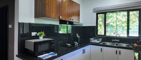 Geladeira, micro-ondas, cooktop, chaleira elétrica