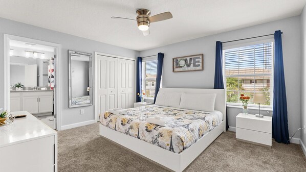 Skrivebord, strygejern/strygebræt, Wi-Fi, sengetøj