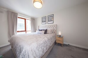 2 quartos, escrivaninha, ferros/tábuas de passar roupa