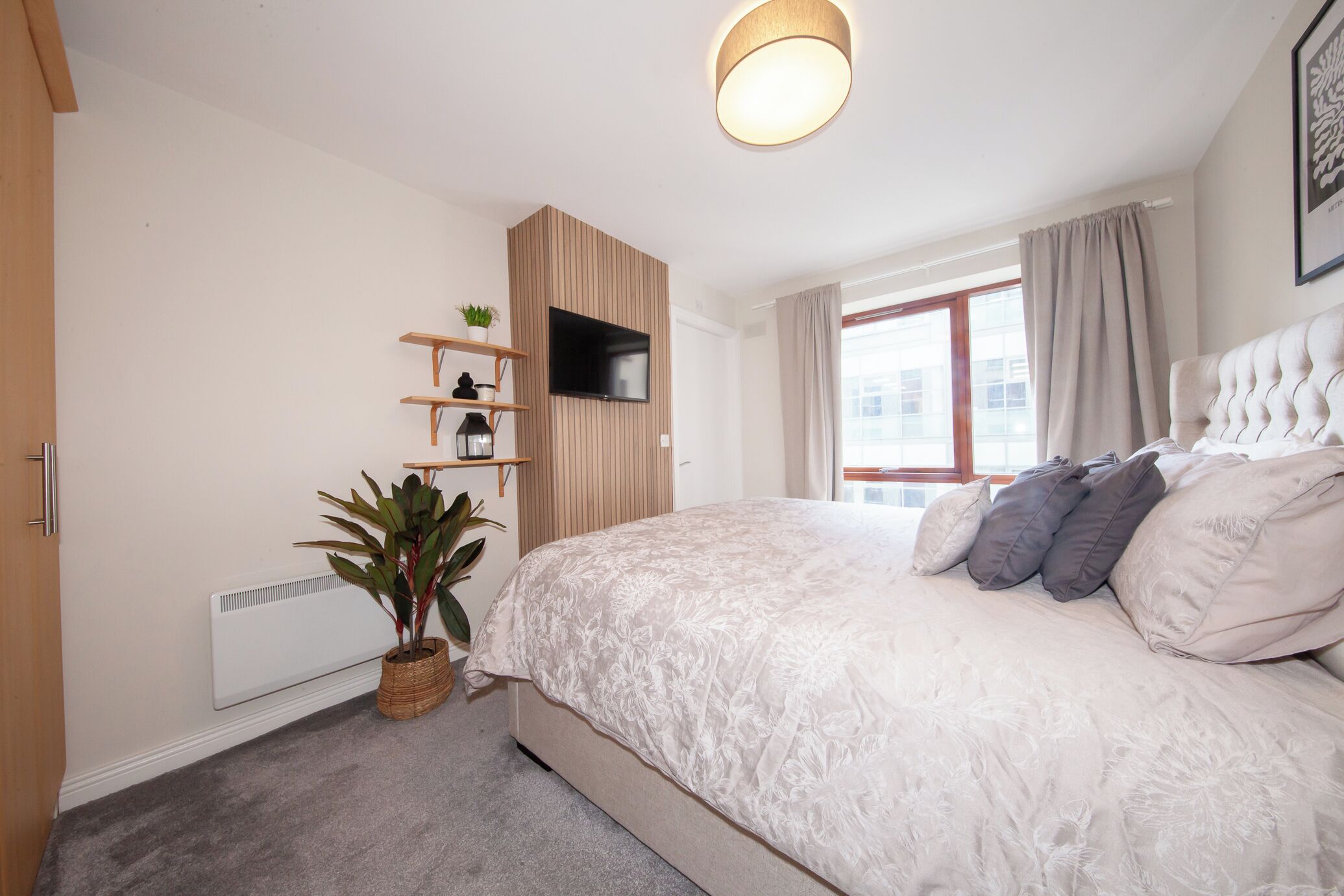 2 bedrooms, desk, iron/ironing board, internet