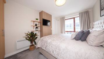 2 bedrooms, desk, iron/ironing board, internet