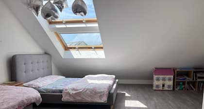Spacious Double Bedroom with Ensuite Bathroom Available to Rent - Females only