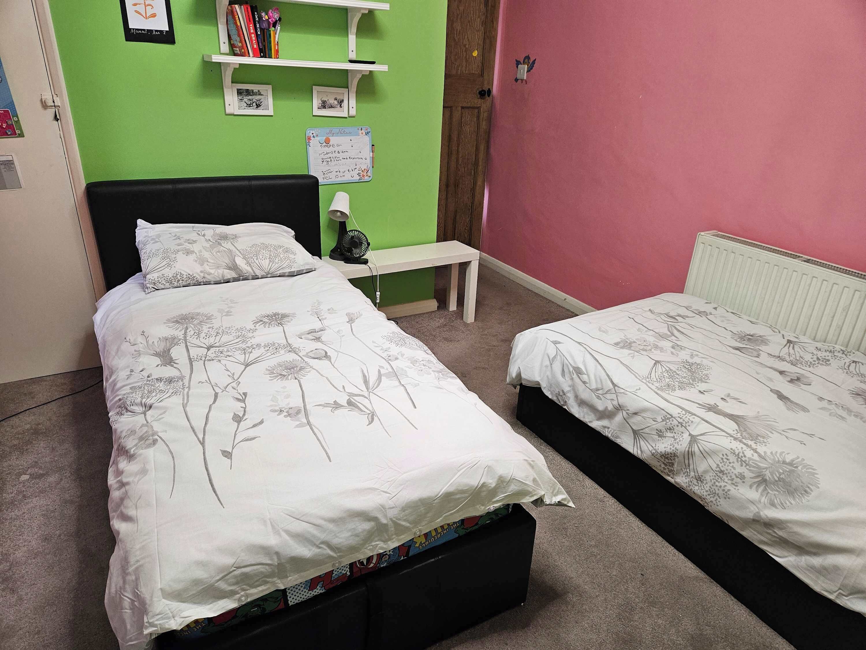 4 slaapkamers, een strijkplank/strijkijzer, internet, beddengoed
