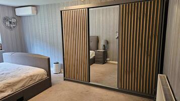 4 bedrooms, iron/ironing board, Internet, bed sheets