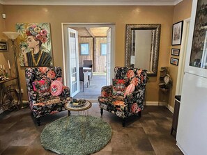 TV, lareira, livros, escritórios