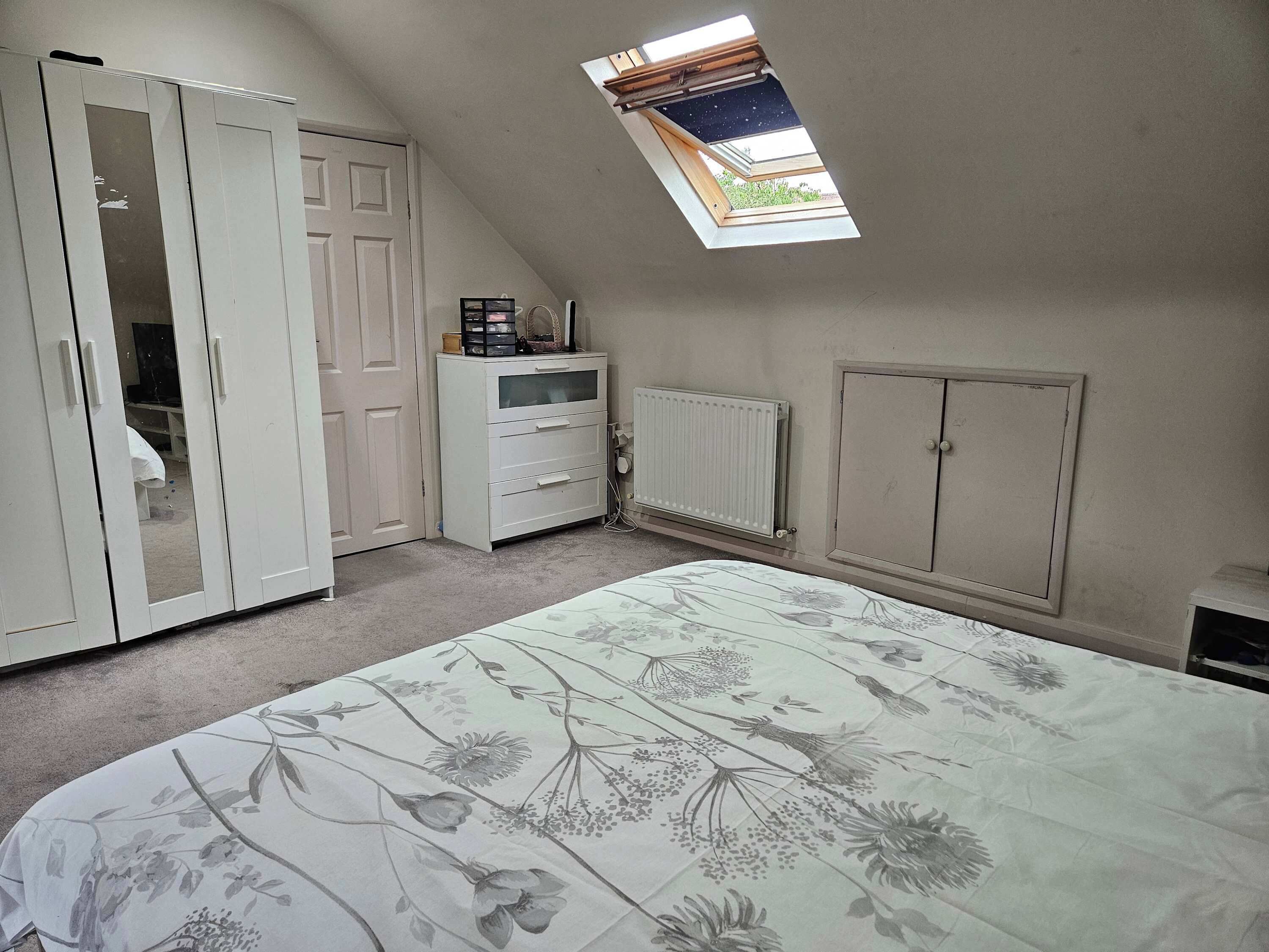 4 bedrooms, iron/ironing board, Internet, bed sheets