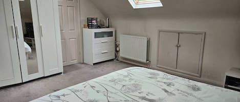4 bedrooms, iron/ironing board, Internet, bed sheets