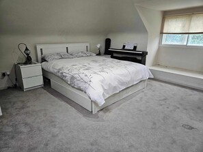 4 Schlafzimmer, Bügeleisen/Bügelbrett, Internetzugang, Bettwäsche