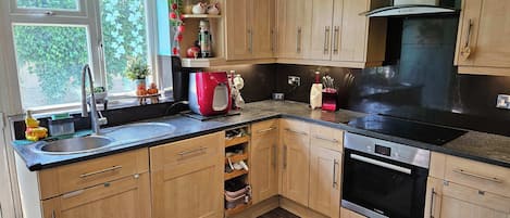 Een koelkast, een microgolfoven, een oven, een kookplaat