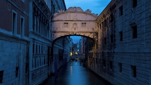 A narrow street with a stone bridge and buildings on either side. - St Peter SUITES WINTER (Roma)