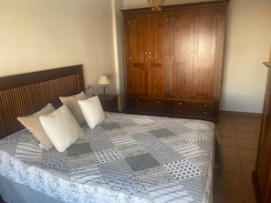 Tabla de planchar con plancha, wifi y ropa de cama