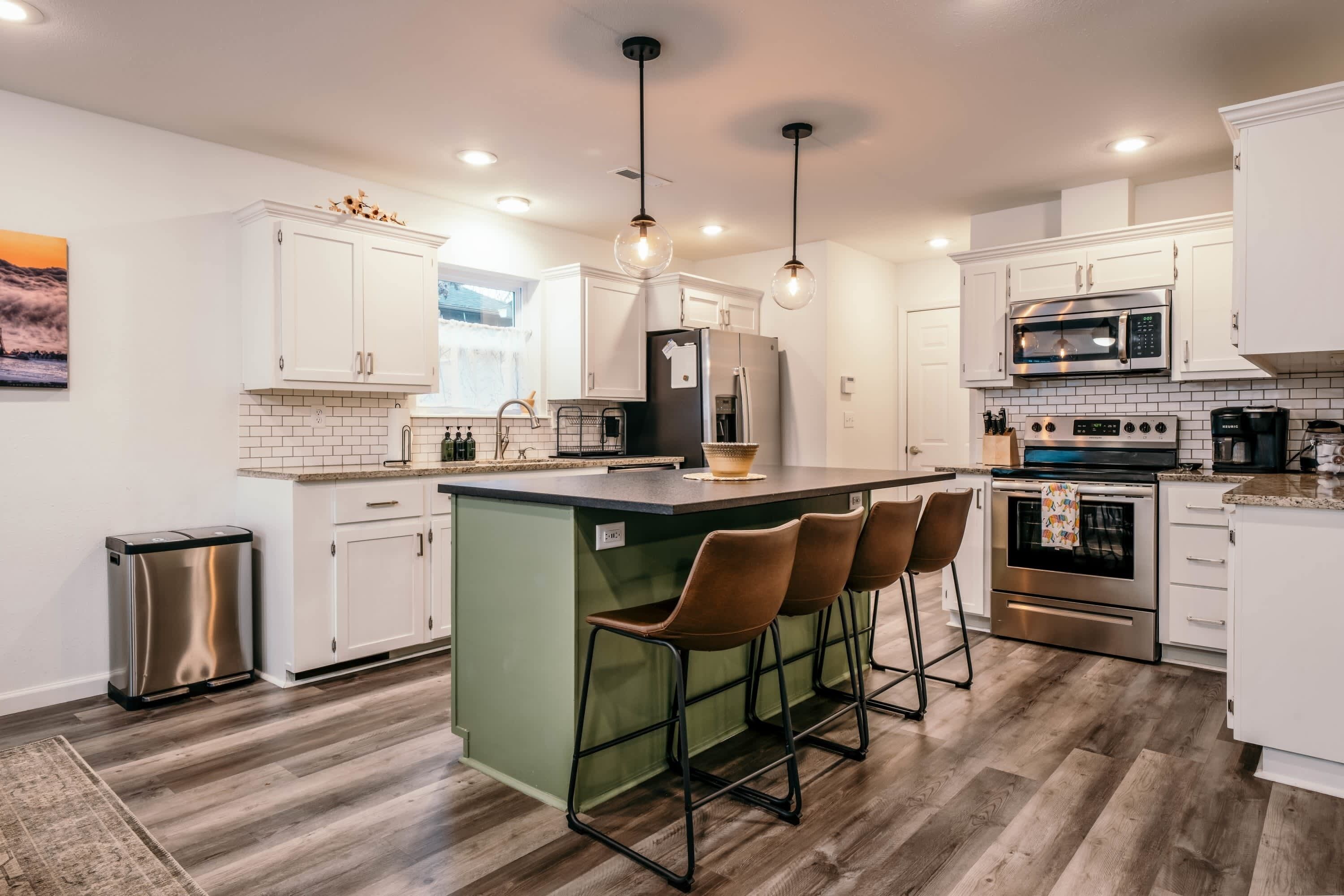 Kjøleskap, mikrobølgeovn, ovn og kokeplater