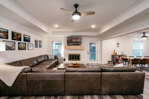 Télévision, livres, espaces bureaux