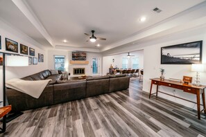 Télévision, livres, espaces bureaux