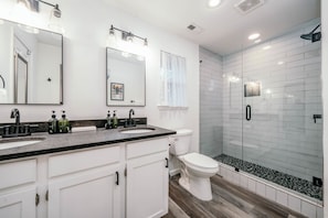 Shower, hair dryer, towels - The Duluthian Summary (Bentonville)