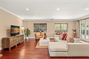 House | 1 bedroom, Internet - Private Room w Shared Bathroom (La Puente)