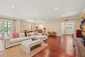 1 bedroom, Internet - Master Bedroom With King Bed Central Location (La Puente)