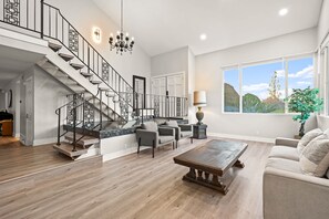 5 bedrooms, Internet - Luxury Hilltop Designer House w Pool Great View (Hacienda Heights)