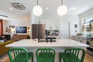 Réfrigérateur, four à micro-ondes, un four, surface de cuisson