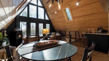 Télévision, cheminée, livres, espaces bureaux