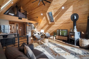 TV, fireplace, books, offices - The Firefly (Garfield)
