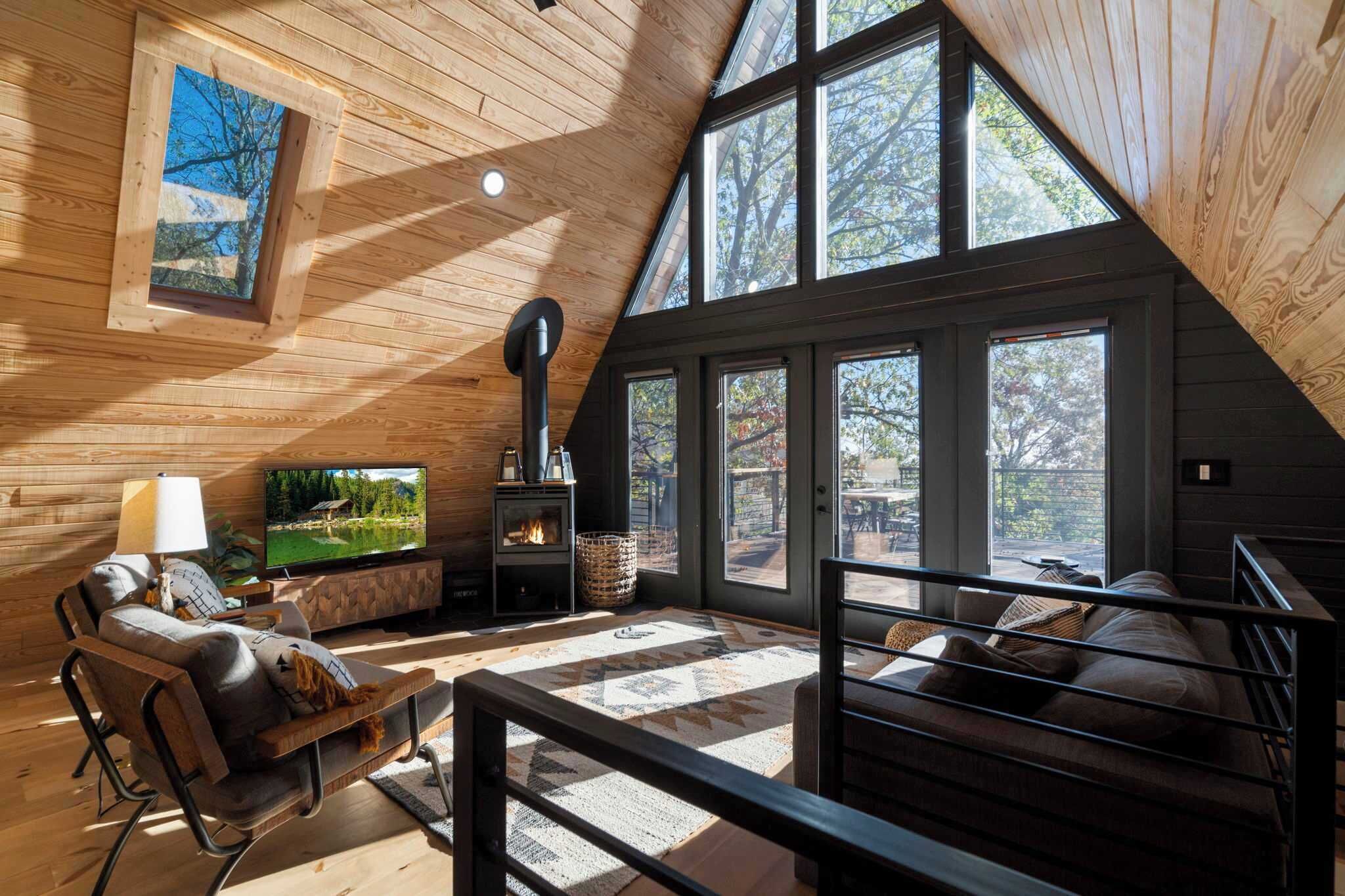 Fernseher, Kamin, Bücher, Arbeitsbereiche